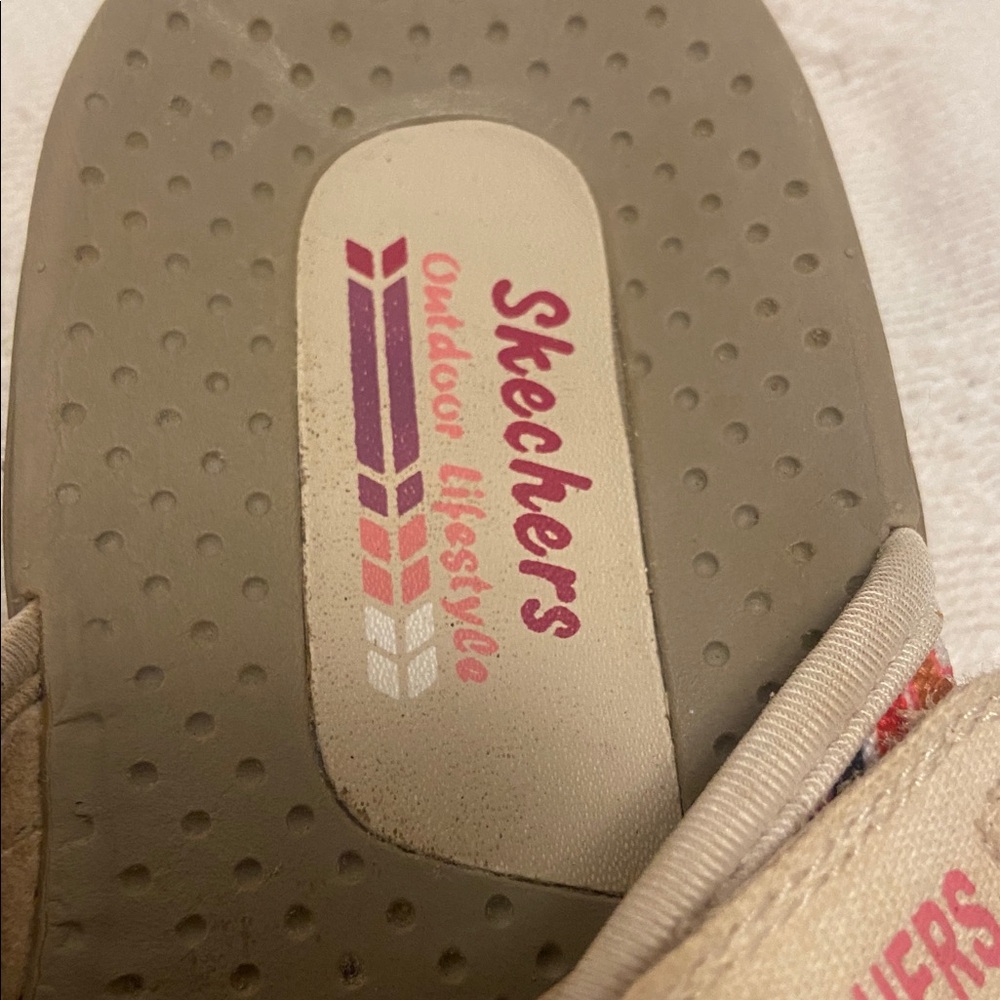 Skechers Beige Sandals with Multicolor Chevron Straps - Picture 3 of 3